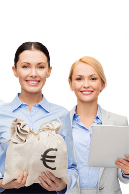 Kunden des Texters und Werbetexters, etwa aus Deutschland, Österreich, Schweiz und Südtirol sind hier im Bild zu sehen, die mit einem Geldsack voller Euros lächeln. Sie haben dem Texter und Freelancer vertraut, der ihnen kreative B2B- und B2C-Texte lieferte für ihre Website, Broschüre, für Magalog, Katalog, für Verpackung und PR. Der Texter versteht es, die Marken-Botschaft seiner Kunden in kreative Texte zu verpacken, die überzeugen. Der Texter arbeitet für Kunden aus verschiedenen Städten wie München, Köln, Berlin, Basel, Zürich, Bern, Wien und Salzburg oder Bozen, bietet ihnen kluge Konzepte und professionelles Texten an. Denn gute Werbung und Kommunikation kennt keine Grenzen, sondern verspricht ein starkes Marketing, das Verkauf, Umsatz und Gewinn steigert.