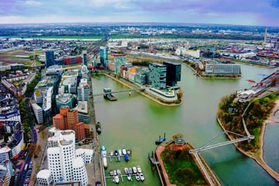 Düsseldorf, hier der Medienhafen, ist Wirtschaftsmetropole und Sitz von KMU, Konzern, Unternehmen, Institut oder Behörde, die durch Texter-Dienstleistungen profitieren. Der Werbetexter schreibt Werbung für Business- und Konsumenten-Zielgruppen in Düsseldorf und darüber hinaus.