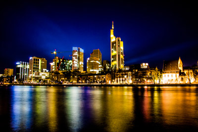 Skyline in Frankfurt, Symbol für Größe in Business, Wirtschaft, Organisation und Verwaltung; Texter-Referenz für Werbetexte, die Unternehmen in Frankfurt im Marketing erhöhen.