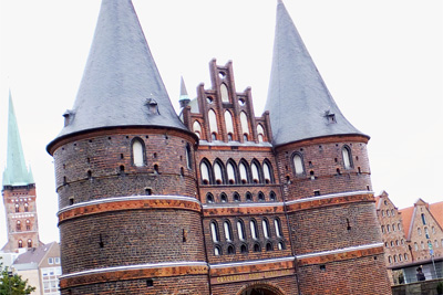 Wer das Holstentor in Lübeck passiert, spürt Geschichte, Kultur und Moderne. Lübeck ist nicht nur Marzipan-Stadt, sondern durch Ernährungs-Wirtschaft, Logistik und Gesundheitswirtschaft bekannt. Über Lübeck hinaus, etwa in Hamburg, Neumünster und Schwerin, verbreitet der Werbetexter die Botschaften der Lübecker Wirtschaft. Auch Unternehmen in Bad Schwartau, Bad Oldesloe, Wismar und Schleswig-Holstein profitieren von Freelancer-Texten. Copyright Lübeck Bild: Wortkopf - privates Archiv des Texters. Der Werbetexter hält alle Schlüssel in der Hand, um das Tor zu Marketing-Zielgruppen - also Businesskunden oder Endverbrauchern - weit zu öffnen. Die Lübecker Wirtschaft profitiert von Texten, die der Experte mit Weitsicht realisiert.