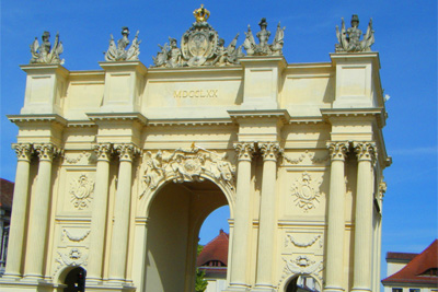 Das Brandenburger Tor in Potsdam ist Sinnbild für die Kultur und Geschichte Potsdams, aber auch die Moderne mit Welterbe-Tourismus, Medien, Film, Life Science und Gesundheitswirtschaft. Die beiden Seiten des Brandenburger Tores in Potsdam stehen zudem für die Facetten des Textens, die Werbung über Potsdam hinaus für Berlin, Rathenow, Ludwigsfelde, Neuruppin oder Luckenwalde interessant machen. Der Werbetexter textet für Potsdam und die Konjunktur in Brandenburg-Berlin. Copyright Potsdam Foto: Wortkopf - privates Archiv des Texters.